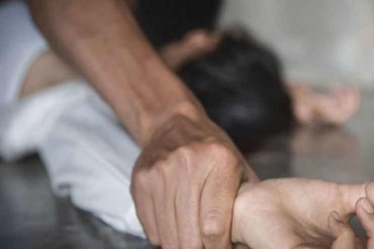 İki pakistanlı 18 yaşlı qızı  zorladı  