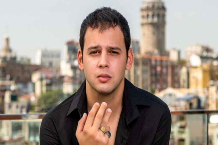 Tanınmış aktyor  10 illik sevgilisi   ilə evləndi