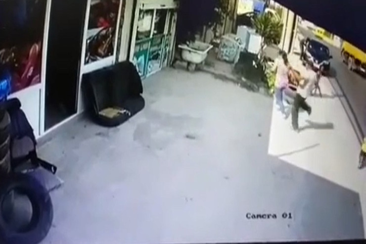 Ərinin şiddətindən qaçan ana və körpəsini maşın belə vurdu - VİDEO 