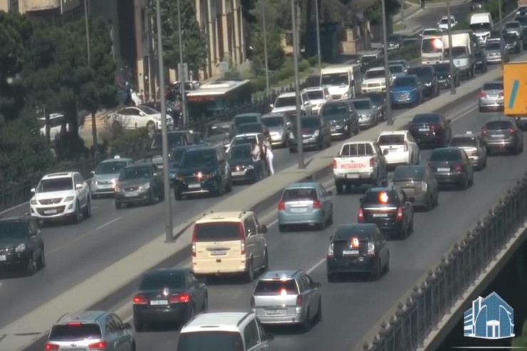 "20 Yanvar" yolunda qəza sıxlıq yaratdı - VİDEO 