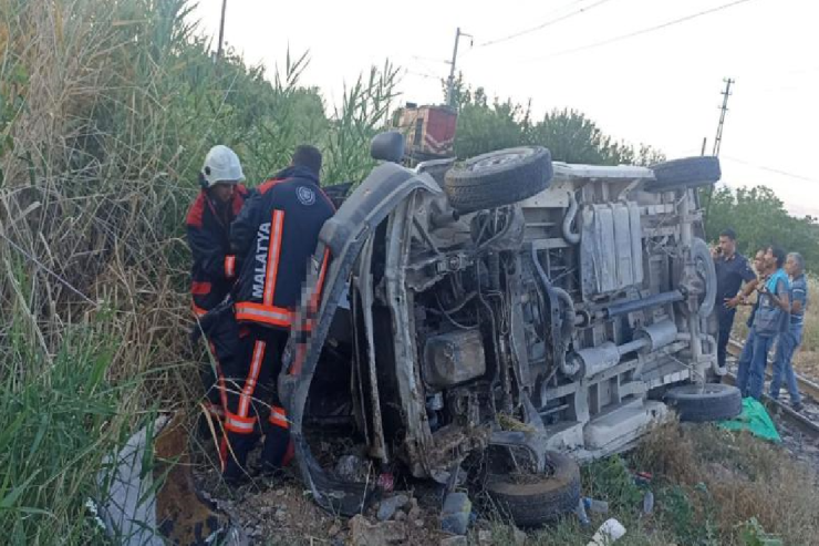 Mikroavtobus qatarla toqquşdu,  iki nəfər...  