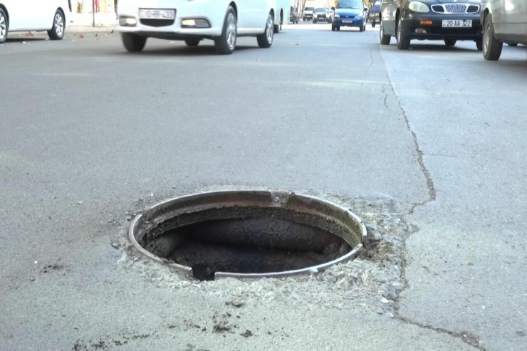 Bakıda velosipedçi kanalizasiya quyusuna  düşdü