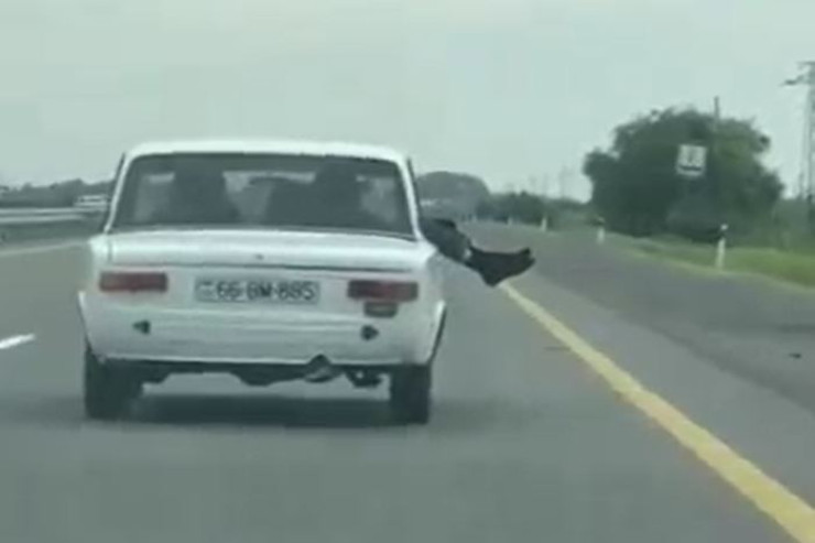 Ayaqlarını pəncərədən çıxaran sərnişinə görə sürücü cəzalandı - VİDEO 