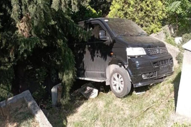 Əyləci sıradan çıxan maşın qəbirləri dağıtdı-FOTO 