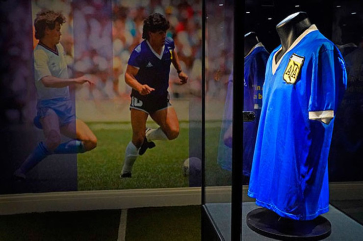 Bir futbolkaya 9 milyon dollar