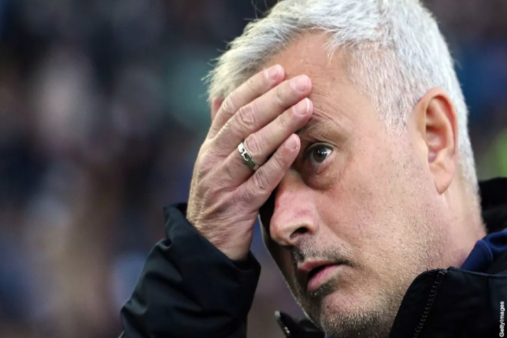 Mourinyonun REKORDU: Oyunçulardan daha çox  qırmızı vərəqə   alıb