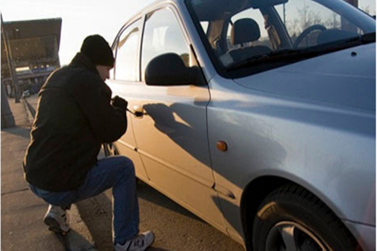 Bakıda maşına basqın: Bıçaqla hədələyib... 