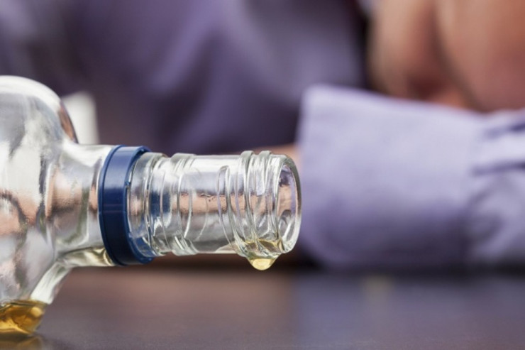 Sumqayıtda kişi sirkə içib özünü öldürdü 