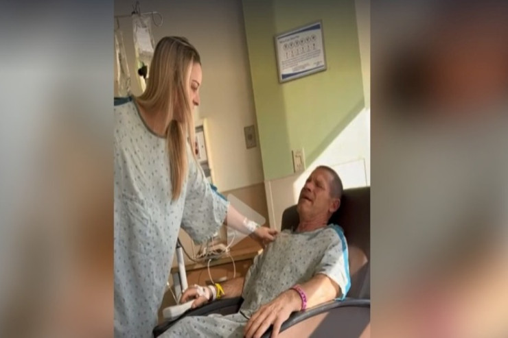 25 yaşlı qız gizli şəkildə atasına  BÖYRƏYİNİ VERDİ  -VİDEO 