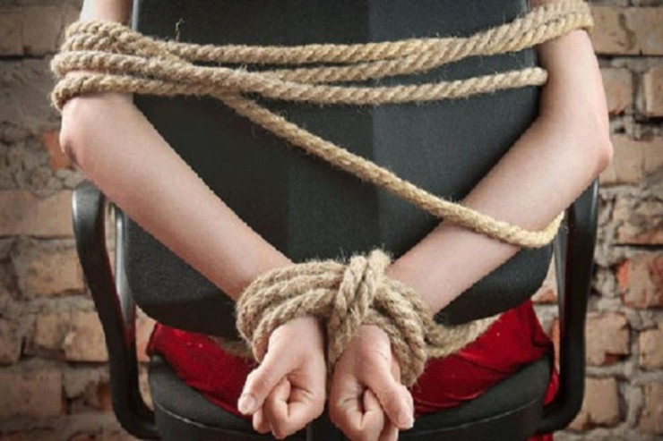 "Megastore"a BASQIN:   əl-ayağını bağlayıb 181 minlik seyfi  apardı