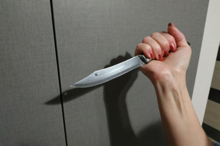 Qısqanc qadın ərini kürəyindən vurdu