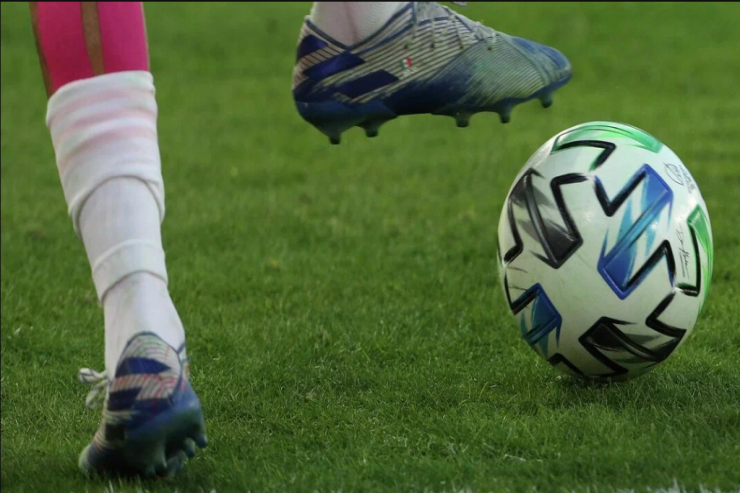 21 yaşlı futbolçu  oyundan sonra   öldü