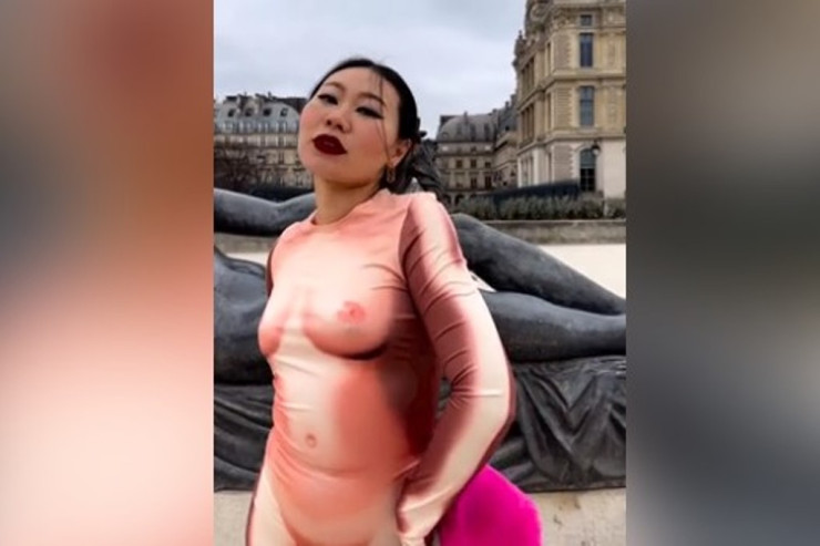 Məşhur şounun ulduzu "çılpaq" geyimdə VİDEO  paylaşdı