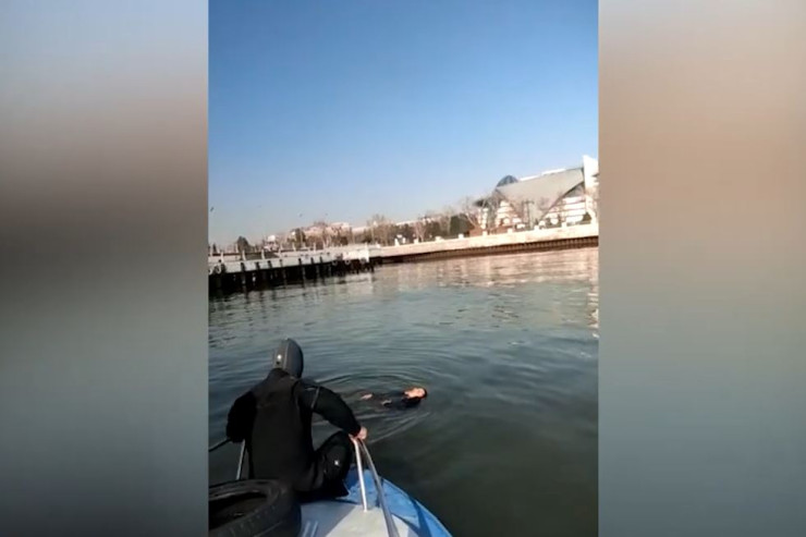 Bulvarda özünü dənizə atan kişi belə xilas edildi - VİDEO 