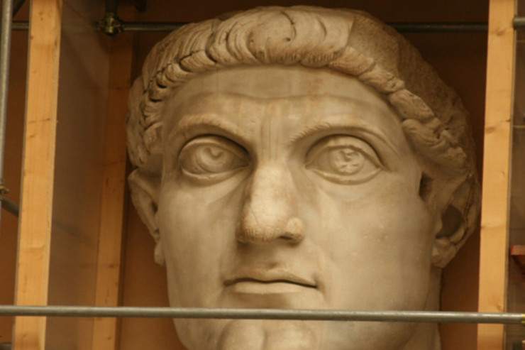 Valideyn iclasına Yuli Sezar kimi geyinib gəldi - FOTO 