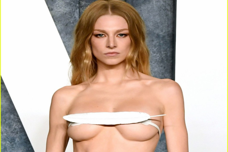 Transgender aktrisa "Oskar" gecəsində sinəsini lələklə BAĞLADI 