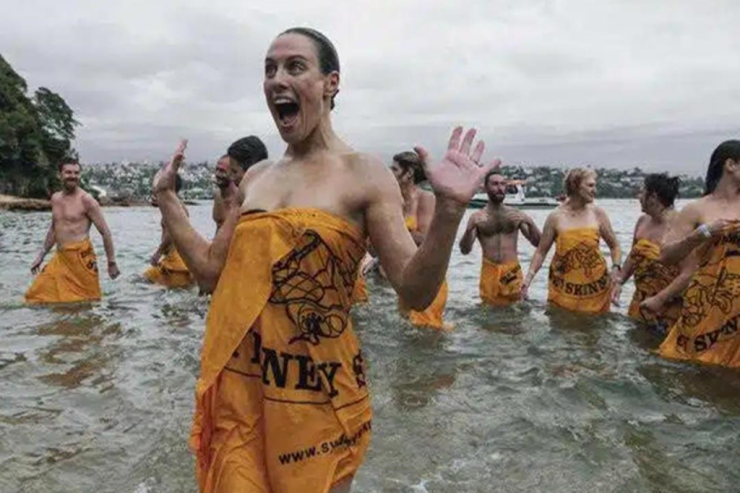 Dünyanın ən böyük çılpaq üzgüçülüyü  KEÇİRİLDİ  