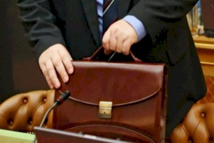 Nazirlər istefa verdi