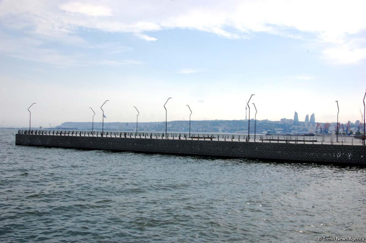 Bulvarda FACİƏ:  50 yaşlı kişi özünü dənizə atıb öldürdü