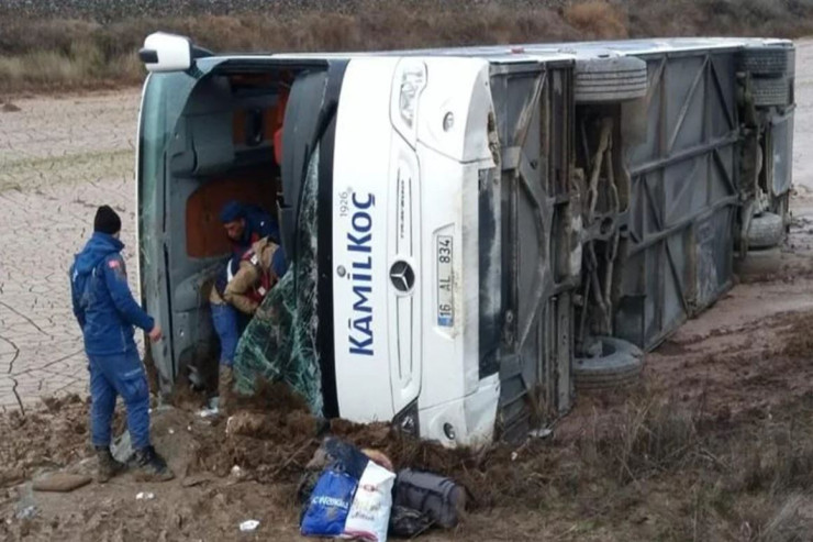 Avtobus aşdı, ölən və yaralananlar var