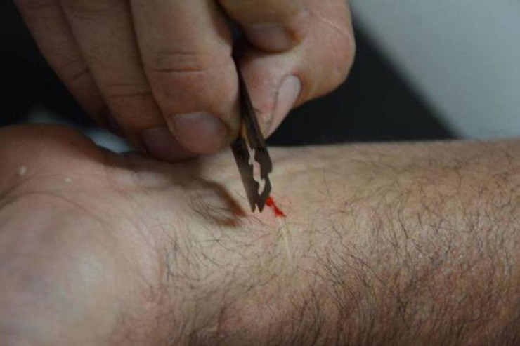 DƏHŞƏT!  Aktyor səhnədə damarlarını doğradı - VİDEO 