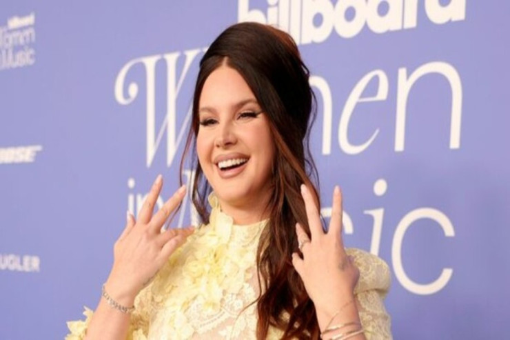 Tanınmış müğənni həmkarı ilə nişanlandı 