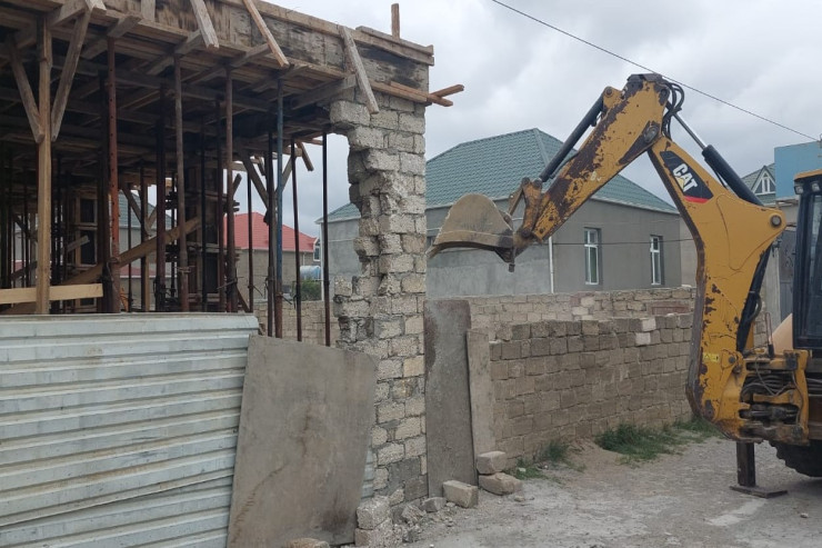 Bakıda  qanunsuz tikilən   obyektlər söküldü