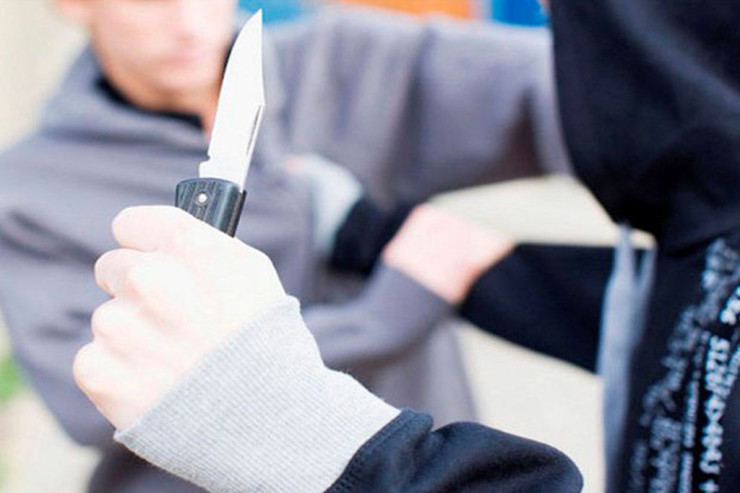 Xırdalanda DƏHŞƏT  – Bıçağı 17 yaşlı oğlanın kürəyindən sancdılar 