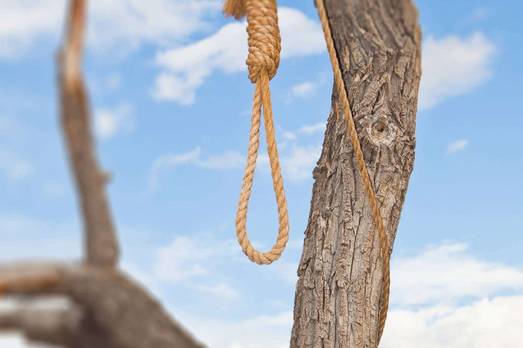 Azərbaycanda kişi özünü qoz ağacından  asdı