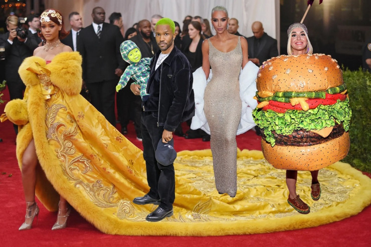 "Met Gala"dan rəngarəng görüntülər – Burger, çilçıraq və nindza xanımlar