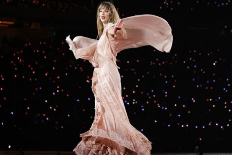 Dünya şöhrətli müğənni  dəli kimi   aşiq olduğunu bəyan etdi