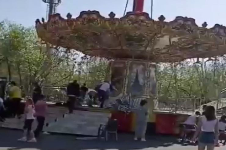 Parkda karusel uçdu, 15 yaralı var - VİDEO 