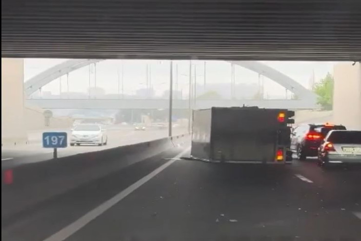 Bakı-Sumqayıt yolunda yük maşını aşdı - VİDEO 