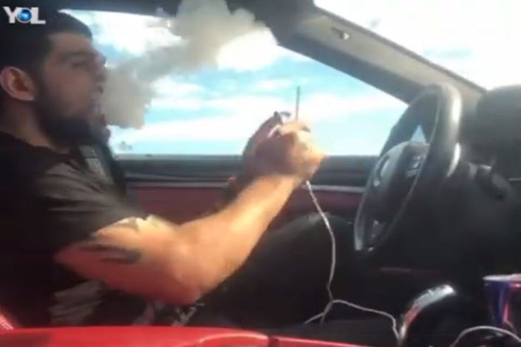 Sükanı buraxıb qəlyan çəkirdi, cərimələndi - VİDEO 