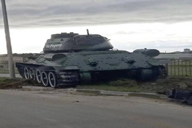 Ukraynada muzey eksponatı olan tank qəzaya uğradı-VİDEO 