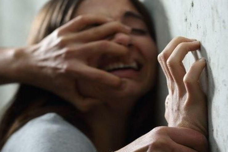 Kişi ögey qızını zorladı, anası videosunu çəkdi