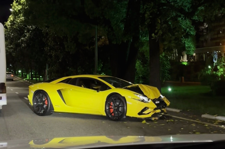 Rafaelin "Lamborghini"si ağaca çırpıldı - VİDEO 