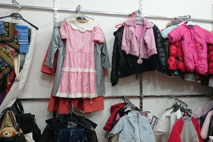 Azərbaycanda ŞOK OLAY:  "Instagram"da sədəqə yığdığı paltarları satışa qoydu
