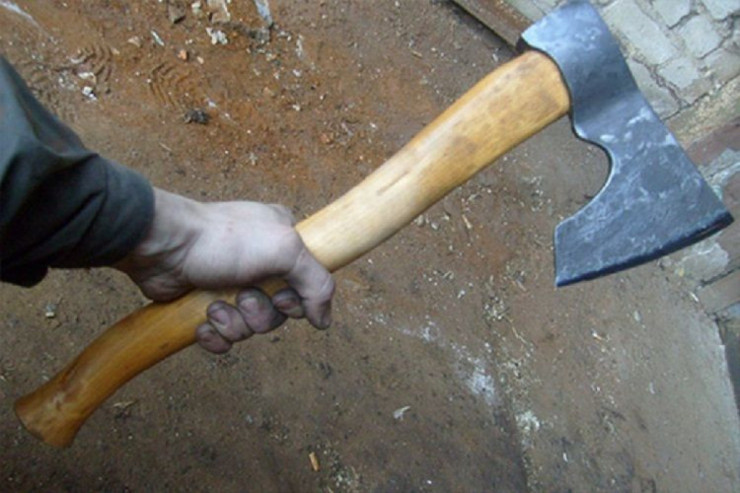 Ad günündə içib qonşusunu BALTALADI 