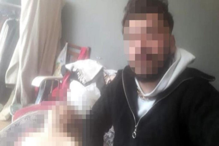 Yatdığını düşündüyü meyitlə foto ÇƏKDİRİB PAYLAŞDI 