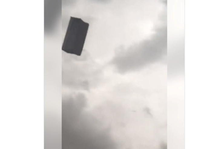 Divan  göydə   uçdu - VİDEO  