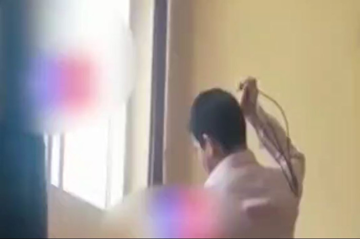 Azərbaycanda müəllim şagirdləri qamçıladı - VİDEO 