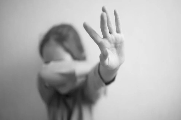 14 yaşlı məktəbli 3-cü sinifdə oxuyan qızı zorladı