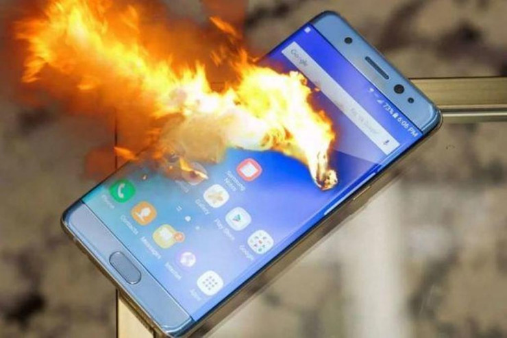 Telefon  yatan istifadəçinin   yanında partladı - FOTO 