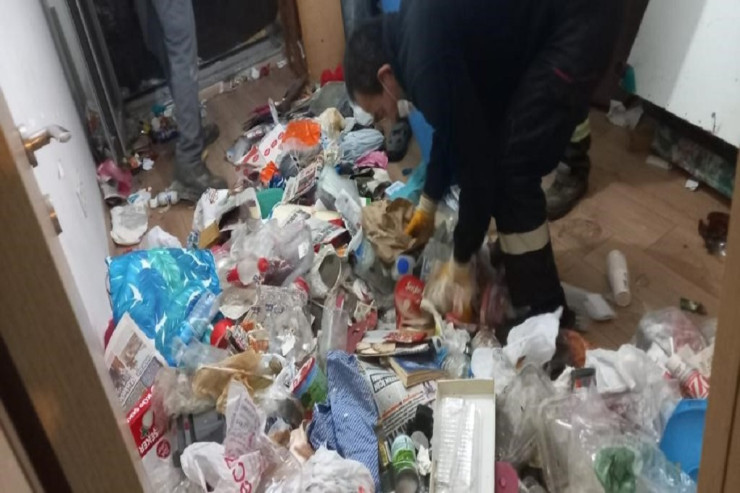 Evdən  50 ton zibil   çıxdı - FOTO 