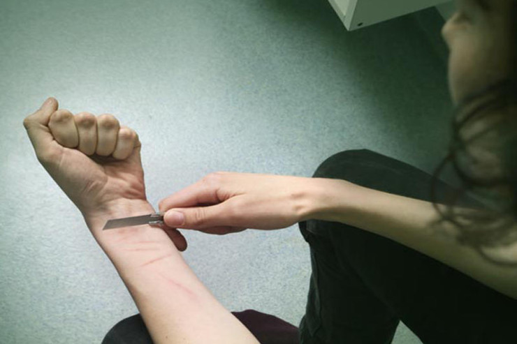 Rəfiqəsi zəngə cavab vermədi, özünü doğradı - BAKIDA 