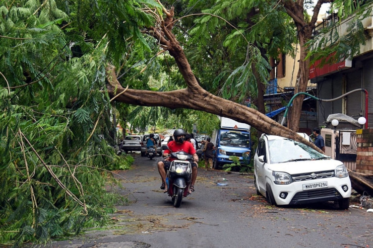 Tufan 12 nəfərin ölümünə səbəb oldu