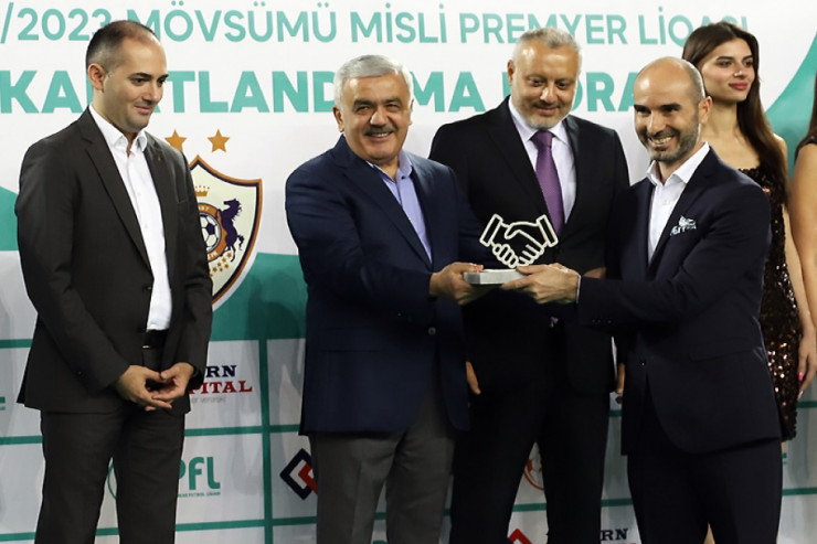 “Qarabağ”a çempionluq kuboku təqdim edildi