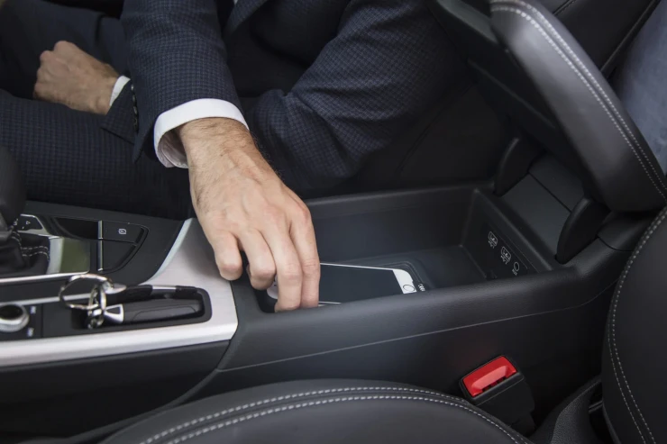 “iPhone 15” telefonlarını avtomobildə şarj etmək olmur – SƏBƏB  