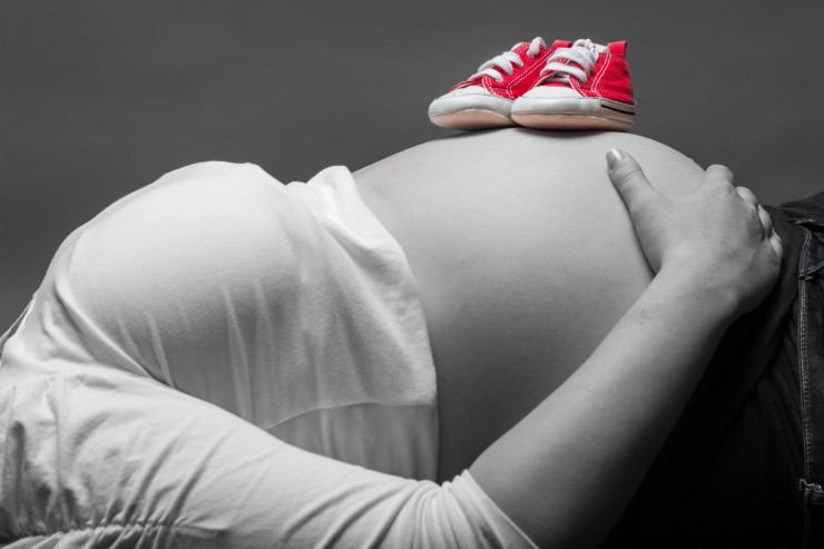 Məşhur aktrisa öldü, uşağı  dünyaya gəldi 